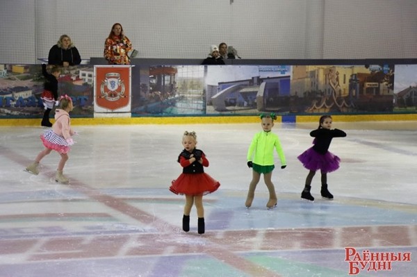 Фігурысты з розных куткоў краіны прыехалі ў Пружаны, каб пазмагацца за «Кубак Белавежскай пушчы» і пуцёўку на рэспубліканскія Алімпійскія дні моладзі Фігурысты з розных куткоў краіны прыехалі ў Пружаны, каб пазмагацца за «Кубак Белавежскай пушчы» і пуцёўку на рэспубліканскія Алімпійскія дні моладзі