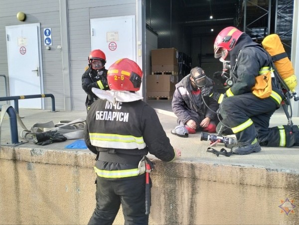 Учения МЧС прошли на аккумуляторном заводе под Брестом Учения МЧС прошли на аккумуляторном заводе под Брестом