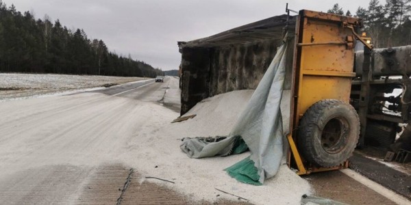 Грузовик с солью опрокинулся на трассе в Минской области Грузовик с солью опрокинулся на трассе в Минской области