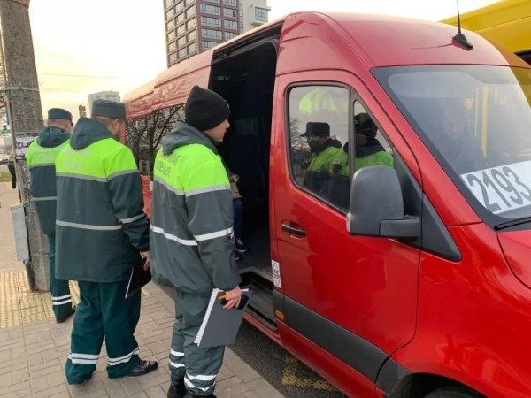 Маршруточные войны: чего хотят пассажиры, перевозчики и что требует закон Маршруточные войны: чего хотят пассажиры, перевозчики и что требует закон