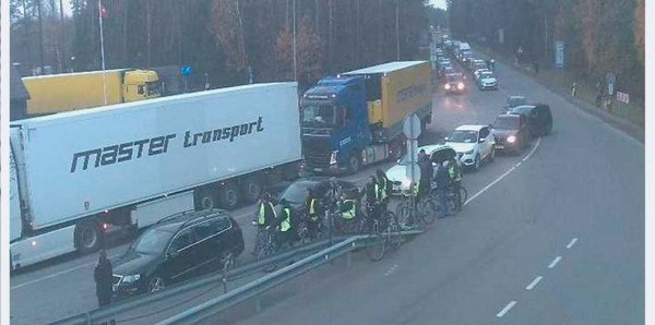 Очередные изменения? На литовской границе велосипедисты стоят в общей очереди с авто Очередные изменения? На литовской границе велосипедисты стоят в общей очереди с авто