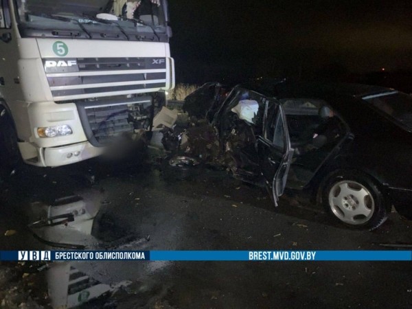 Ночью в Барановичах произошло жесткое ДТП. Водителя автомобиля Mercedes извлекали силами МЧС