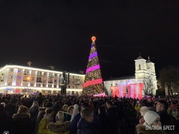Фаер-шоу, концерт на льду, специальные гости: стала известна программа открытия главной ёлки Бреста