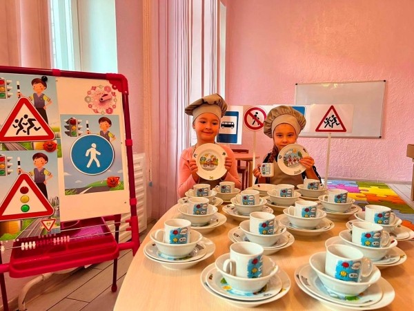 В детских садах Бреста появилась посуда на тему правил дорожного движения