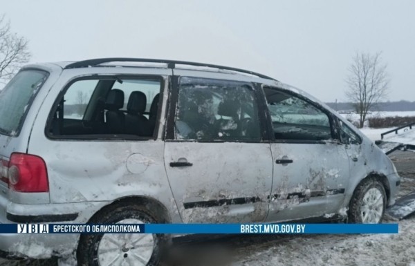 Volkswagen перевернулся в Ивацевичском районе. Подробности ДТП