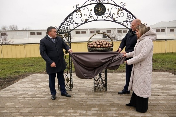 В Бобруйском районе установили памятник картошке