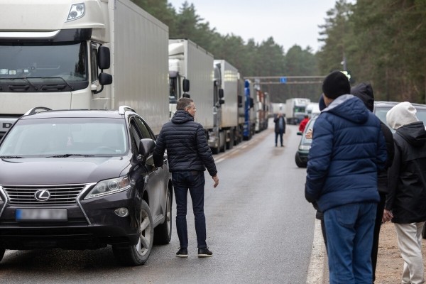 «Ругань здесь обычное дело!» Репортаж с белорусско-литовской границы, где очередь растянулась на неделю «Ругань здесь обычное дело!» Репортаж с белорусско-литовской границы, где очередь растянулась на неделю