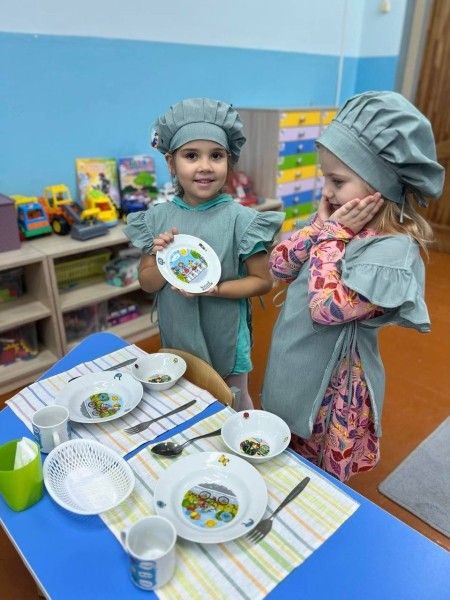 В детских садах Бреста появилась посуда на тему правил дорожного движения