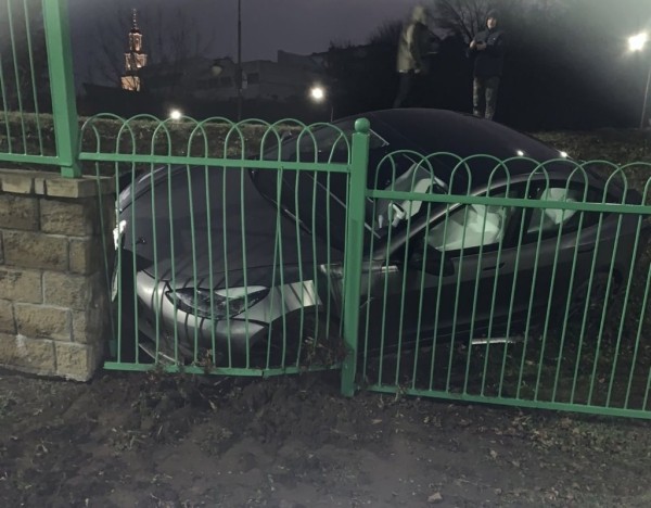 Tesla в Гродно врезалась в забор Tesla в Гродно врезалась в забор