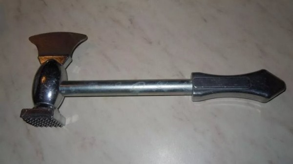 В Барановичах жена дальнобойщика хотела зарубить мужа, пока тот спал В Барановичах жена дальнобойщика хотела зарубить мужа, пока тот спал