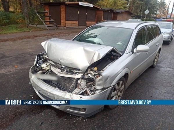В Бресте водитель Opel не выбрала необходимую безопасную дистанцию и совершила столкновение с попутным автомобилем В Бресте водитель Opel не выбрала необходимую безопасную дистанцию и совершила столкновение с попутным автомобилем