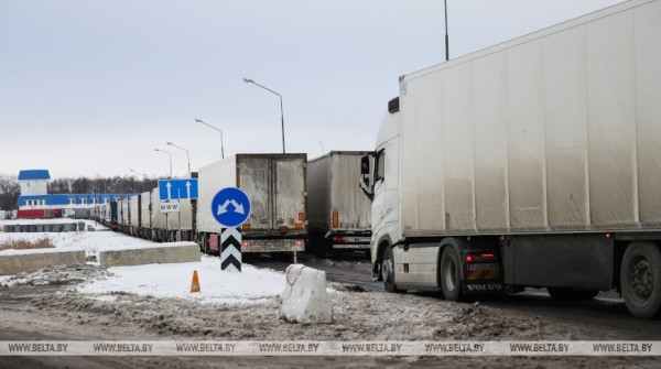 Очередь из фур на подъезде к «Козловичам» растянулась более чем на 30 км