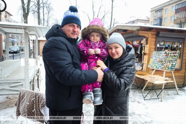 Пестрые, сияющие и манящие. Предновогодние ярмарки открылись в Бресте