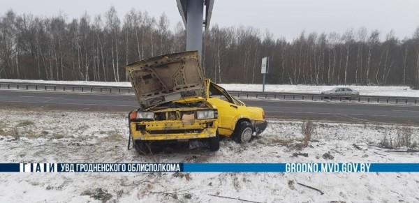 Audi врезалась в опору рекламного щита. В МЧС показали, как доставали водителя
