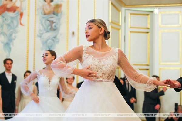 Студенты и учащиеся Брестской области станцевали на новогоднем балу в Коссовском дворце