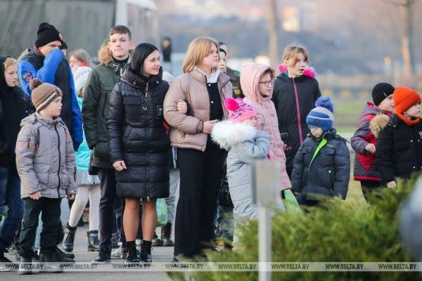 Под шубой у Деда Мороза - тельняшка. Десантники устроили праздник ребятам из Кобринской детской деревни