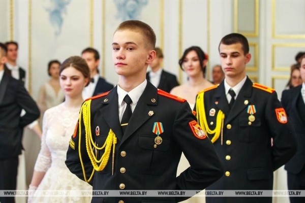 Студенты и учащиеся Брестской области станцевали на новогоднем балу в Коссовском дворце