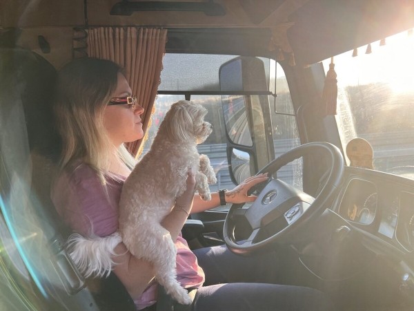 «Первое время работа вместе была адом!» Супруги пятый год живут в тесной кабине фуры и завели ещё собаку «Первое время работа вместе была адом!» Супруги пятый год живут в тесной кабине фуры и завели ещё собаку