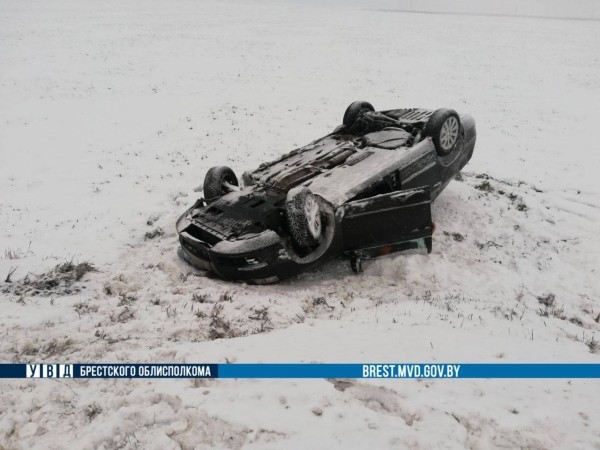 Возле Дивина перевернулся автомобиль. Подробности ДТП в Кобринском районе Возле Дивина перевернулся автомобиль. Подробности ДТП в Кобринском районе