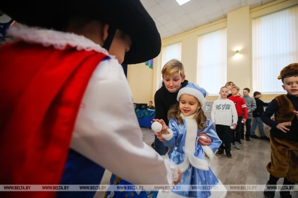 Под шубой у Деда Мороза - тельняшка. Десантники устроили праздник ребятам из Кобринской детской деревни