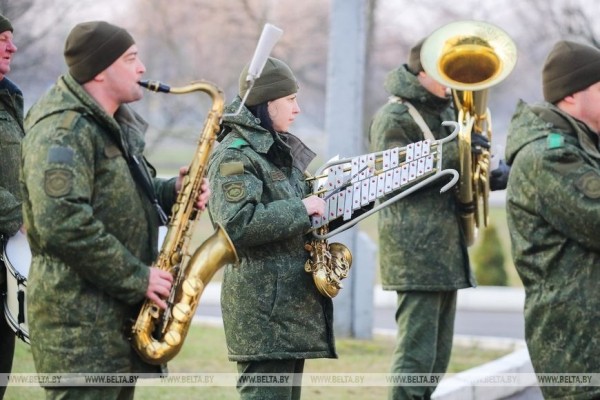 Под шубой у Деда Мороза - тельняшка. Десантники устроили праздник ребятам из Кобринской детской деревни