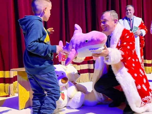 В Бресте устроили новогодний праздник для 300 детей-сирот и с ограниченными возможностями В Бресте устроили новогодний праздник для 300 детей-сирот и с ограниченными возможностями