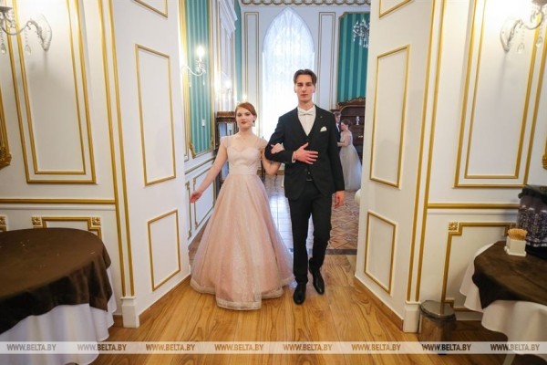 Студенты и учащиеся Брестской области станцевали на новогоднем балу в Коссовском дворце