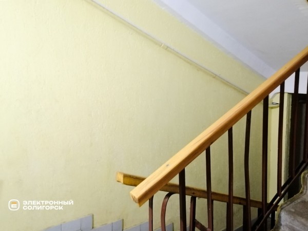 «Не хотели жить в свинарнике». Как солигорчане превратили убитый подъезд в элитный