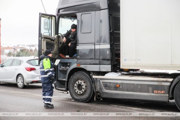 Очередь из фур на подъезде к «Козловичам» растянулась более чем на 30 км