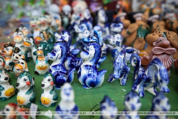 Пестрые, сияющие и манящие. Предновогодние ярмарки открылись в Бресте