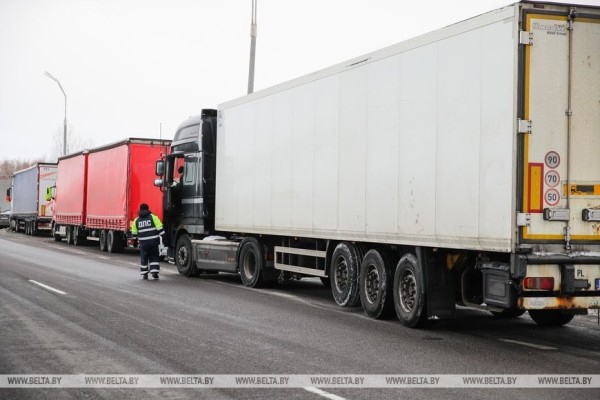 Очередь из фур на подъезде к «Козловичам» растянулась более чем на 30 км