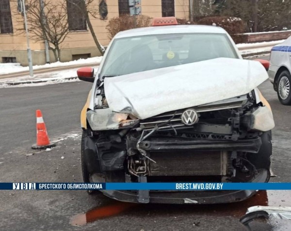 Две машины такси столкнулись в Бресте. Подробности ДТП Две машины такси столкнулись в Бресте. Подробности ДТП