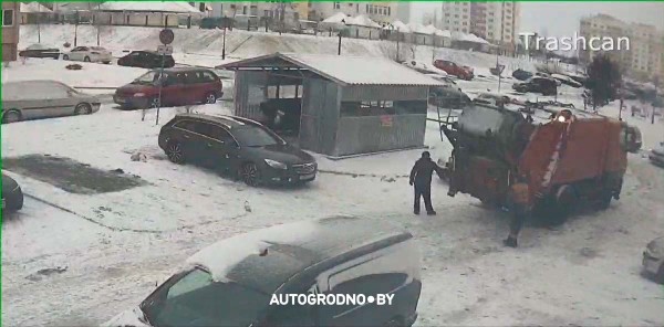 Теперь понятно, кто и почему блокирует авто мусорными баками. Видео из Гродно