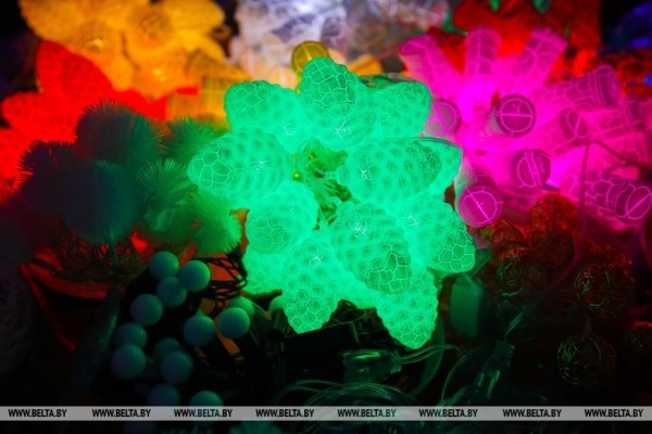 Пестрые, сияющие и манящие. Предновогодние ярмарки открылись в Бресте