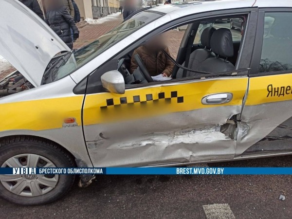 Две машины такси столкнулись в Бресте. Подробности ДТП Две машины такси столкнулись в Бресте. Подробности ДТП