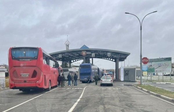 «Сейчас прайс за место — $500». Что происходит на границе накануне новогодних праздников