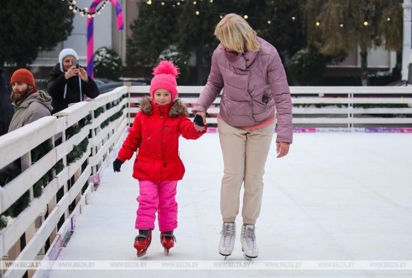 Пестрые, сияющие и манящие. Предновогодние ярмарки открылись в Бресте