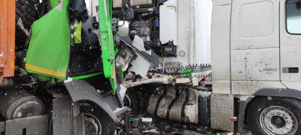 Смертельная авария с фурой на М1. «Занесло на заснеженной дороге, выбросило на встречку. А через две секунды в меня прилетел МАЗ»