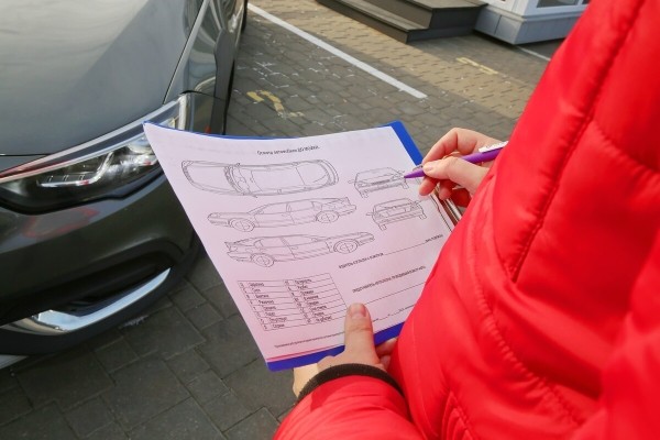 «Приклеили $1 000 за уборку салона!» Белорус отдал Chevrolet в автохаус и очень удивился методам реализации