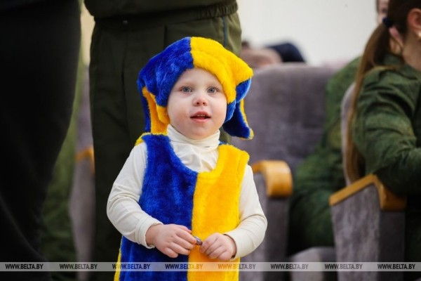 Под шубой у Деда Мороза - тельняшка. Десантники устроили праздник ребятам из Кобринской детской деревни