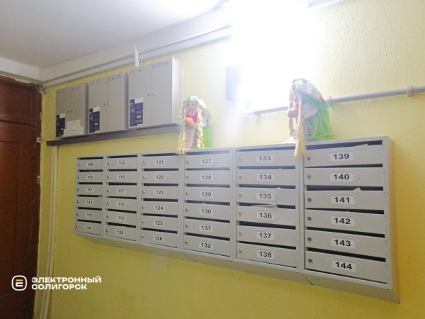 «Не хотели жить в свинарнике». Как солигорчане превратили убитый подъезд в элитный