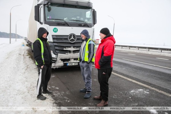 Очередь из фур на подъезде к «Козловичам» растянулась более чем на 30 км