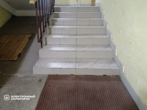 «Не хотели жить в свинарнике». Как солигорчане превратили убитый подъезд в элитный