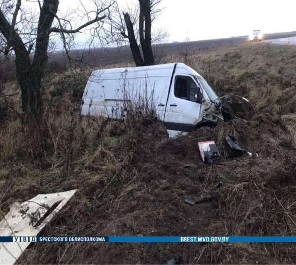 Mercedes «вылетел» в кювет и опрокинулся в Брестской области