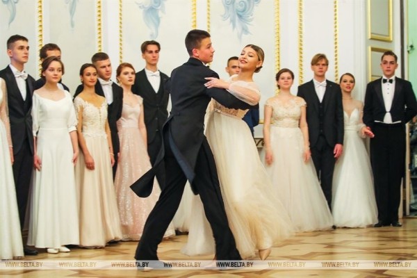 Студенты и учащиеся Брестской области станцевали на новогоднем балу в Коссовском дворце