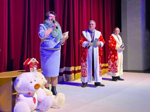 В Бресте устроили новогодний праздник для 300 детей-сирот и с ограниченными возможностями В Бресте устроили новогодний праздник для 300 детей-сирот и с ограниченными возможностями