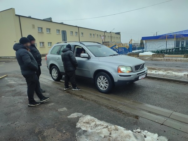 Год не может расстаться с машиной. Белорус продаёт 15-летний Volvo XC90, а никто не берёт! Почему?