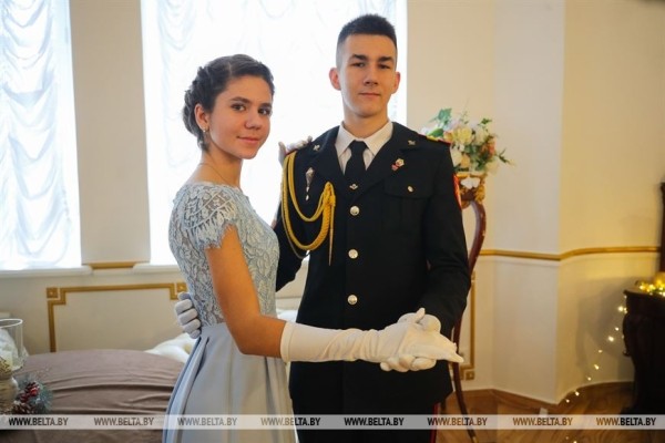 Студенты и учащиеся Брестской области станцевали на новогоднем балу в Коссовском дворце