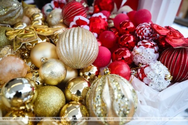 Пестрые, сияющие и манящие. Предновогодние ярмарки открылись в Бресте