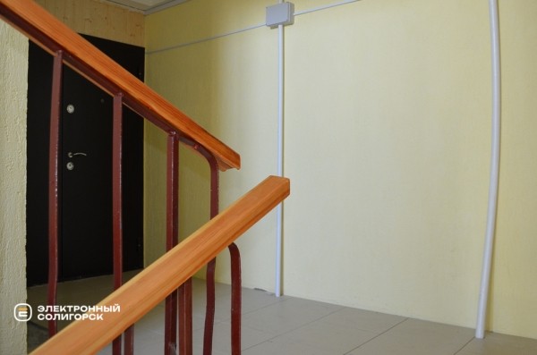 «Не хотели жить в свинарнике». Как солигорчане превратили убитый подъезд в элитный